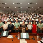 Profesionales distinguidos posan con sus menciones honoríficas en el XVIII Día de la Seguridad Privada en la Región de Murcia, celebrado en la FREMM.