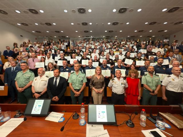Profesionales distinguidos posan con sus menciones honoríficas en el XVIII Día de la Seguridad Privada en la Región de Murcia, celebrado en la FREMM.