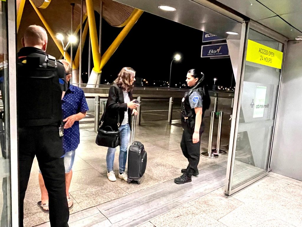 Vigilante de Grupo Sureste revisa la documentación de un pasajero en la Terminal 4 del aeropuerto de Madrid-Barajas