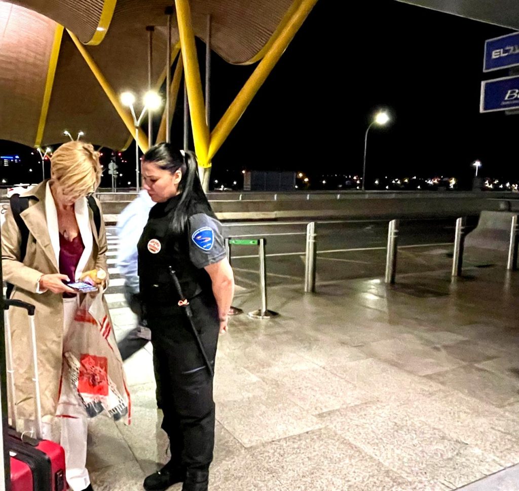 Vigilante de Grupo Sureste revisa la documentación de un pasajero en la Terminal 4 del aeropuerto de Madrid-Barajas